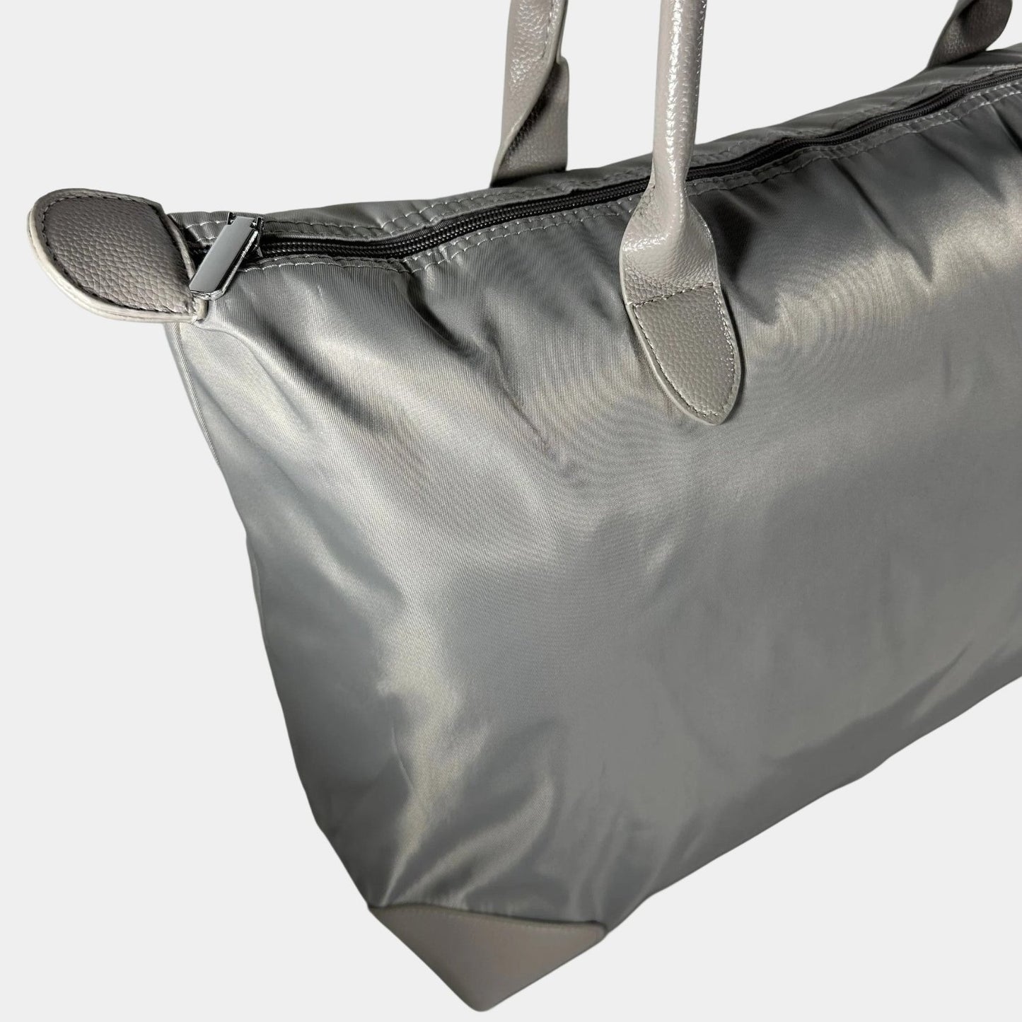 Shoppingbag mindre Silvergra Slitstark Nylon close up 2